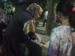 دختر ۱۷ ساله ای كه با سمبوسه روی پای خودش ایستاده